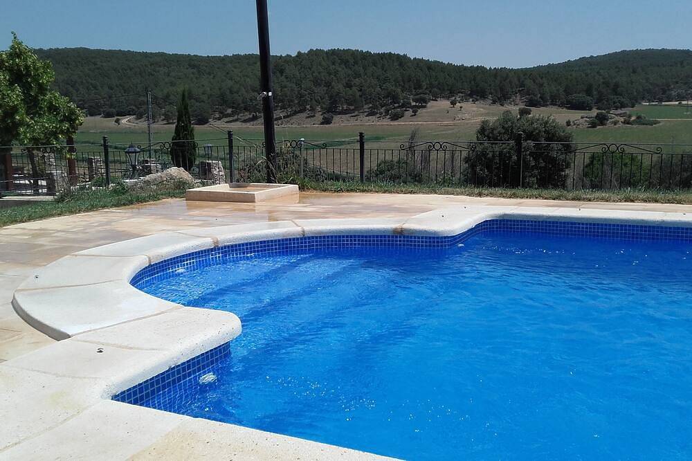 Charming rural house with swimming pool for groups in Cuenca in Valdetórtola, Cuenca Provinz