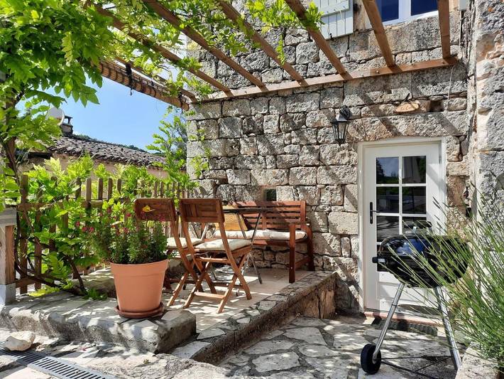 Gîte pour 3 personnes, avec piscine ainsi que jardin et vue à Touffailles