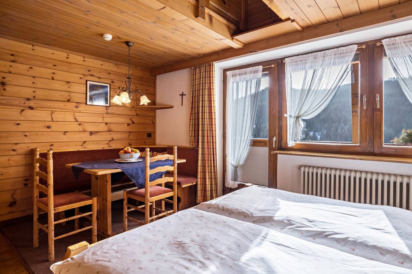 Ganze Wohnung, Einzimmerapartment "Ciasa ai Pini 211" in der Nähe von Skiliften mit Bergblick, Balkon & Sauna in San Cassiano, Abtei