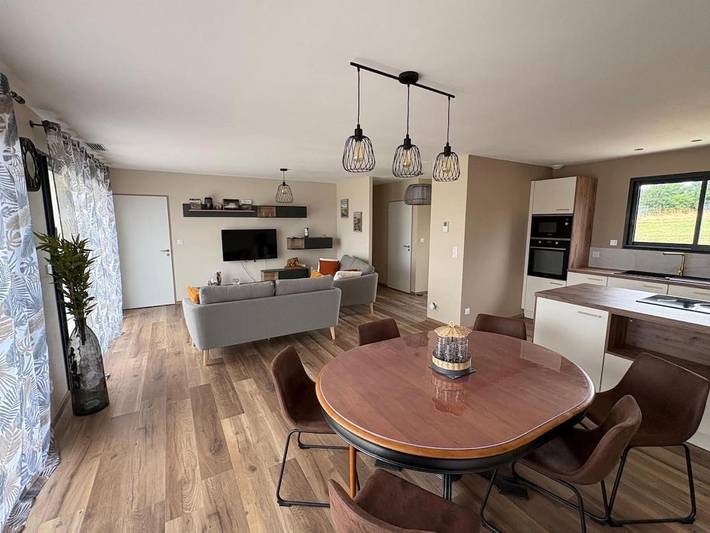 Location de vacances pour 6 personnes, avec vue et jardin à Hautefort - 2