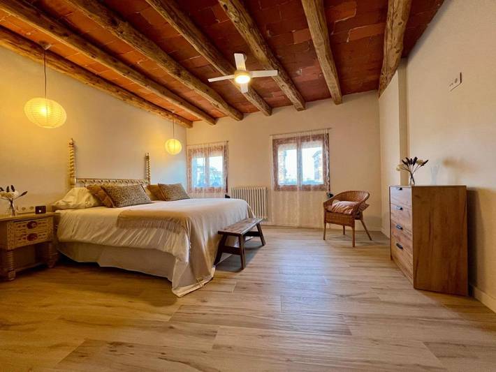 Casa rural para 10 personas, con vistas además de balcón y piscina, Familias con niños en Segría