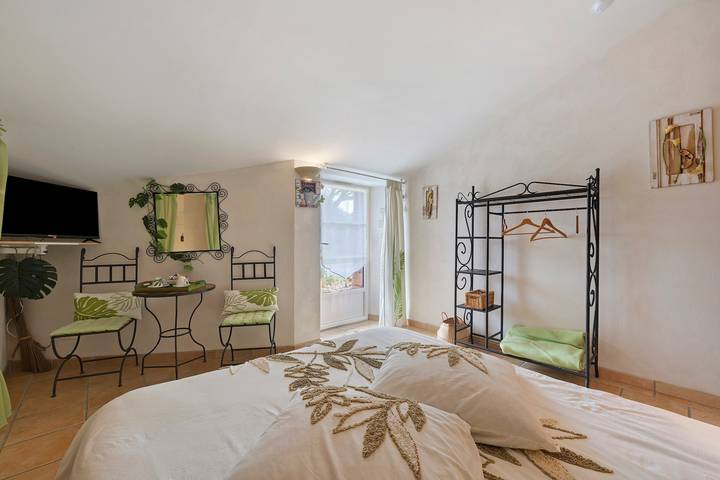 Bed and Breakfast 'Chambre Nature' with Shared Garden and Wi-Fi in Saint-Malô-du-Bois, Loire Valley