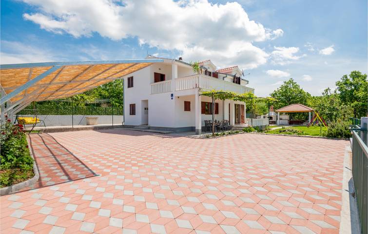 Gemütliche 155 m² große Wohnung mit WLAN, Klimaanlage, Parkplatz und Terrasse in Dalmatinisches Zagora
