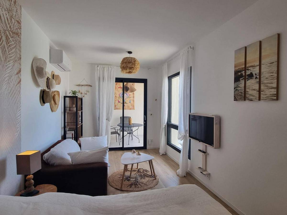 La Chambre Côté Piscine in Aigues-Mortes, Côte d'Améthyste