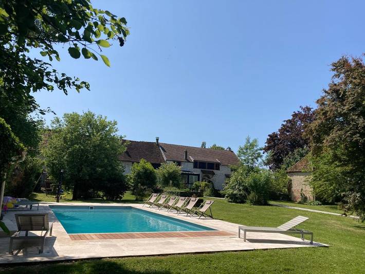 Location de vacances pour 14 personnes, avec piscine ainsi que jardin et vue à Les Essarts-lès-Sézanne