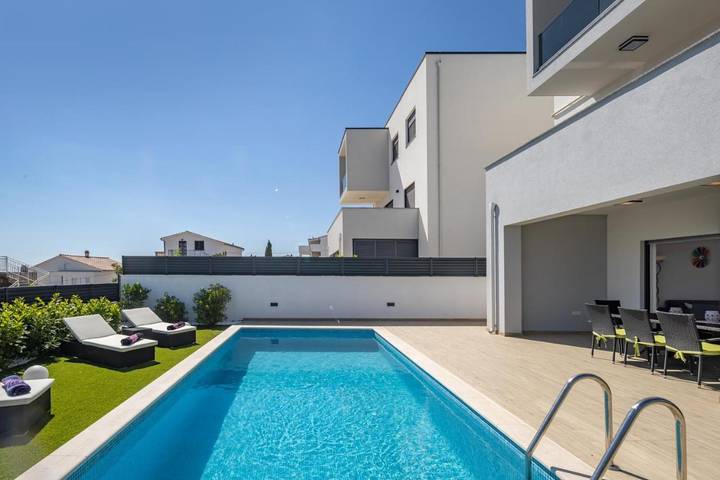 Villa pour 6 personnes, avec piscine ainsi que jardin et vue à Tribunj - 3