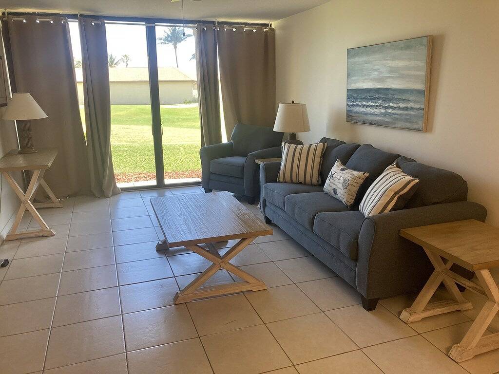 Ganze Wohnung, Wunderschönes Ocean Village - Ocean Villas an Loch 1 des Golfplatzes im Erdgeschoss in Fort Pierce, Hutchinson Island