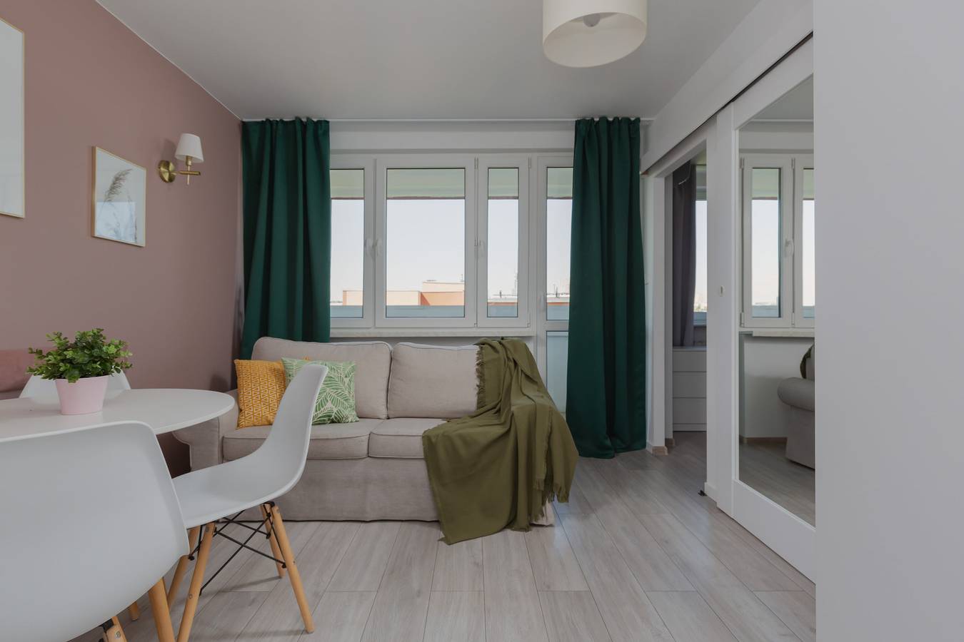 Cały apartament, Solec 79 Warsaw | Air-conditioned Apartment with Balcony | Attractive Location in the Centre in Warszawa (Śródmieście), Warszawa