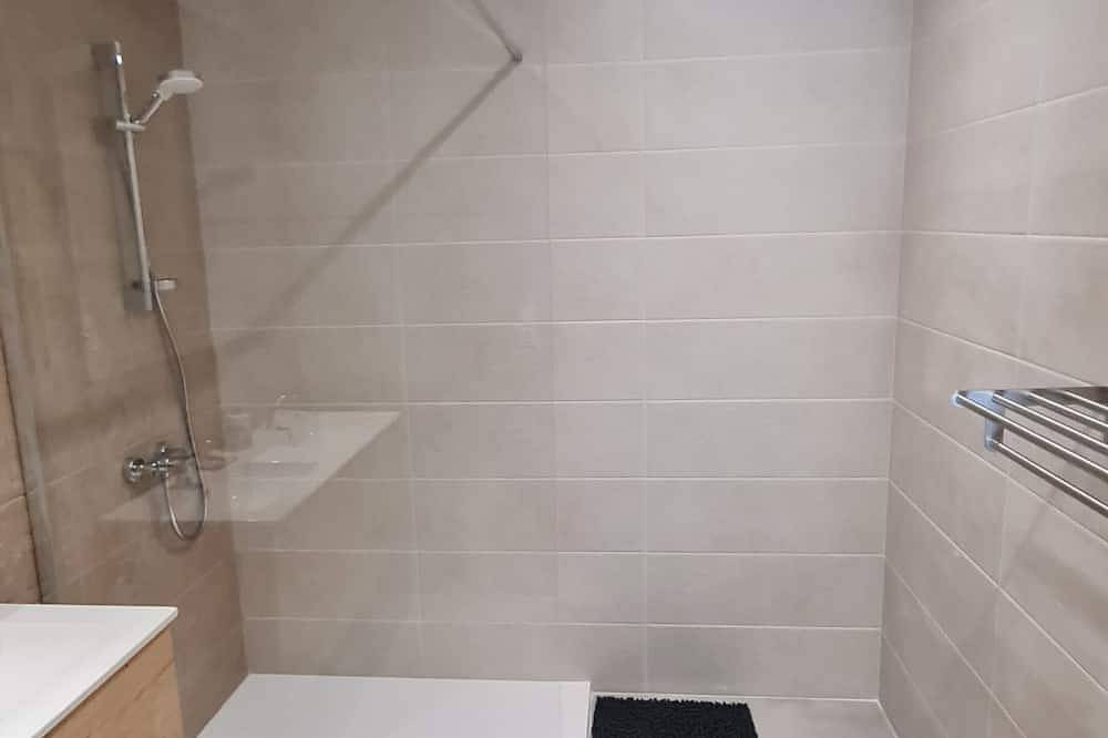 Entire apartment, Appartement Spacieux Avec Terrasse Idéal Pour une Famille! Proche Centre Ville in Vence, Cannes region