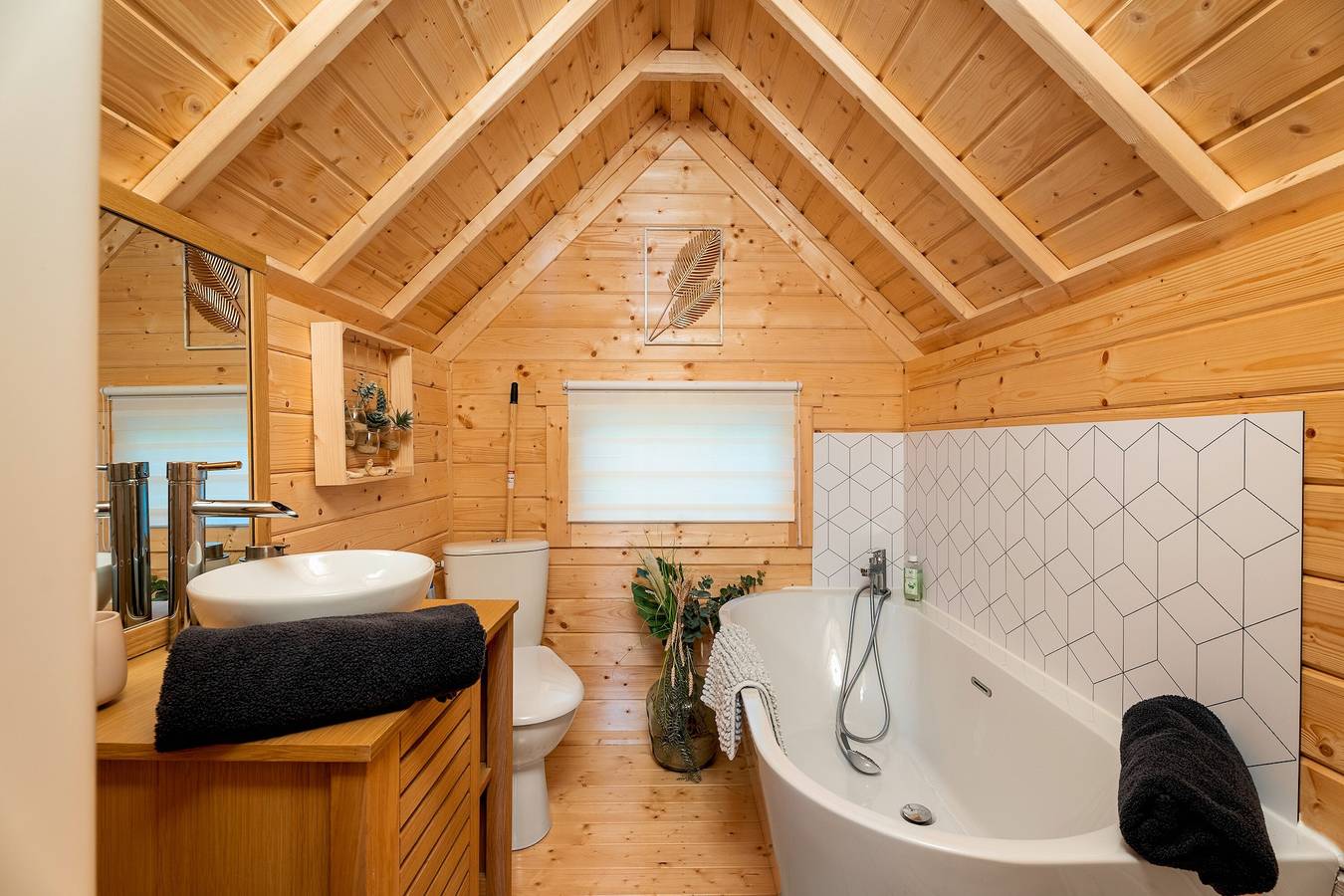 Chalet 'Gite Petite Chaumière Kota Finland' con terraza privada, jardín privado y aire acondicionado in Plurien, Côte d’Émeraude