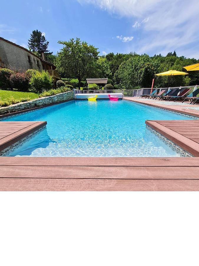 Gîte pour 4 personnes, avec vue ainsi que piscine et jardin, animaux acceptés à Puy-l'Évêque