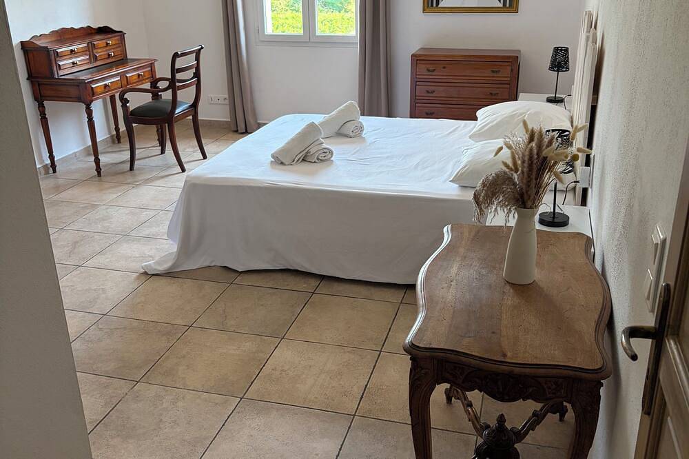 Spacieuse Villa de 6 chambres avec piscine privée et vue sur les vignes in Vaison-la-Romaine, Parc naturel régional du Mont-Ventoux