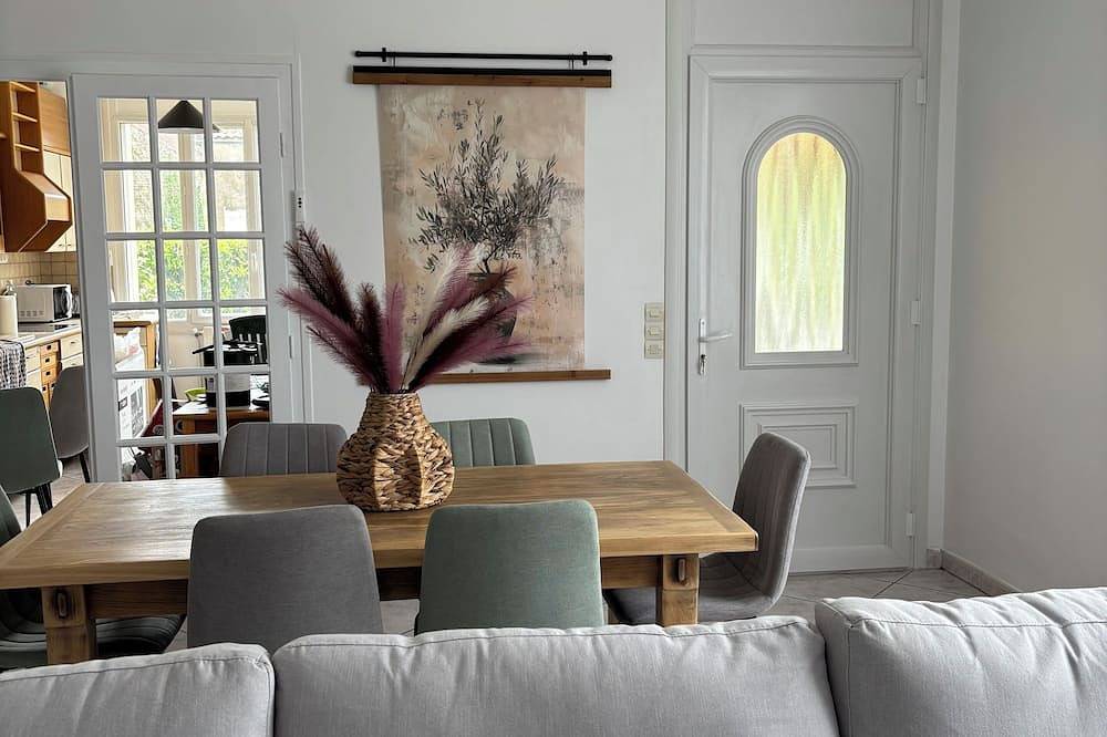 Les rosiers vous accueillent pour 8 personnes \nmaison cosy près de La Rochelle in Saint-Pierre-la-Noue, Région de Rochefort