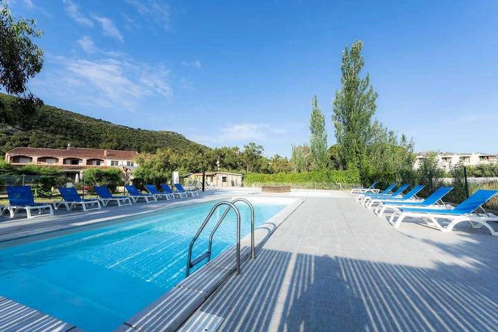 Wohnwagen für 4 Personen, mit Terrasse und Pool auf Korsika