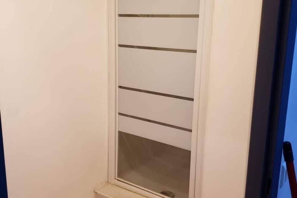 Entire apartment, Single apartment sleeping 4 in Miramas, Mediterranean Coast (France)