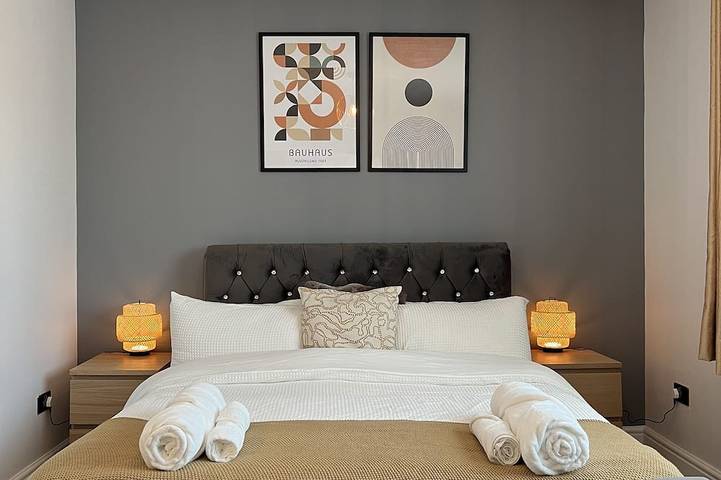 The place: 3-bed ensuite home, king beds!  Airport, Free Parking in Manchester, Grand Manchester