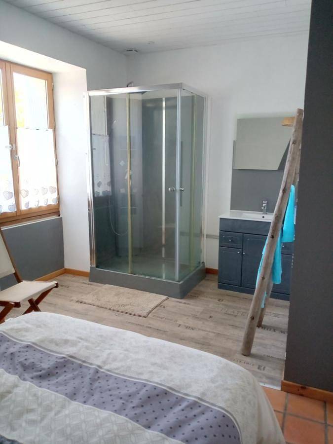 Double Room with Private Bathroom in Oiron, Deux-Sèvres