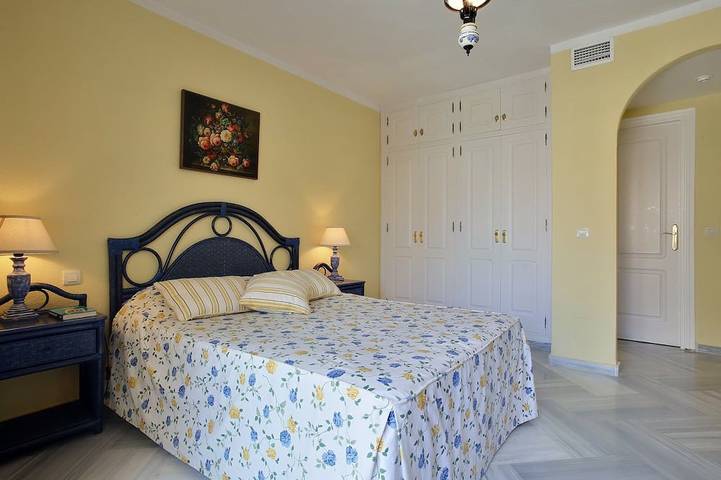 Maison en bord de mer, jardin privatif, terrasse tropézienne et Jacuzzi in Reinoso, Estepona