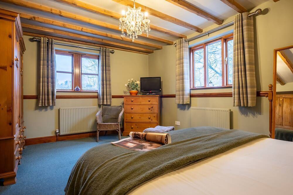 Smithy Cottage - sleeps 6, dog friendly, central in Hawkshead with parking in Hawkshead, Lake District
