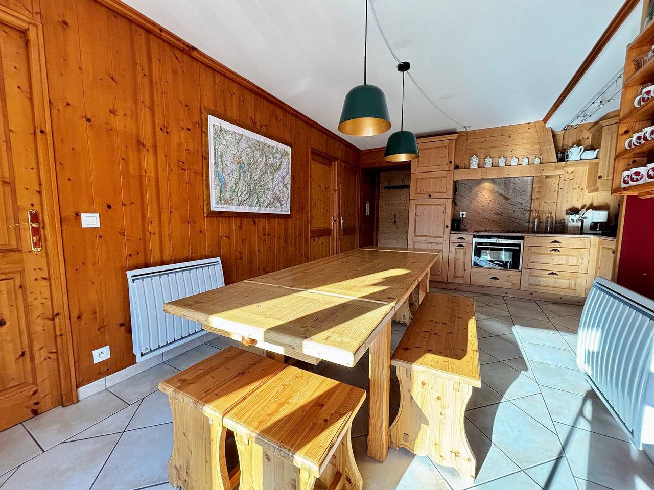 Apartamento entero, Apartamento amplio de 4 habitaciones en el centro del pueblo con Wifi y parking in Notre-Dame-de-Bellecombe, Albertville region