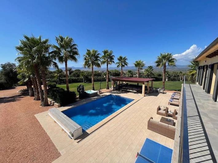 Villa für 8 Personen, mit Balkon und Whirlpool sowie Terrasse und Garten in Palma