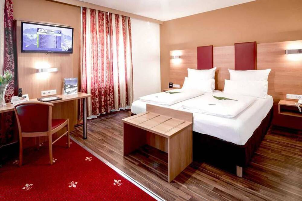 Four-bed room - Hotel Burgschmiet Gmbh in Nuremberg, Franconia