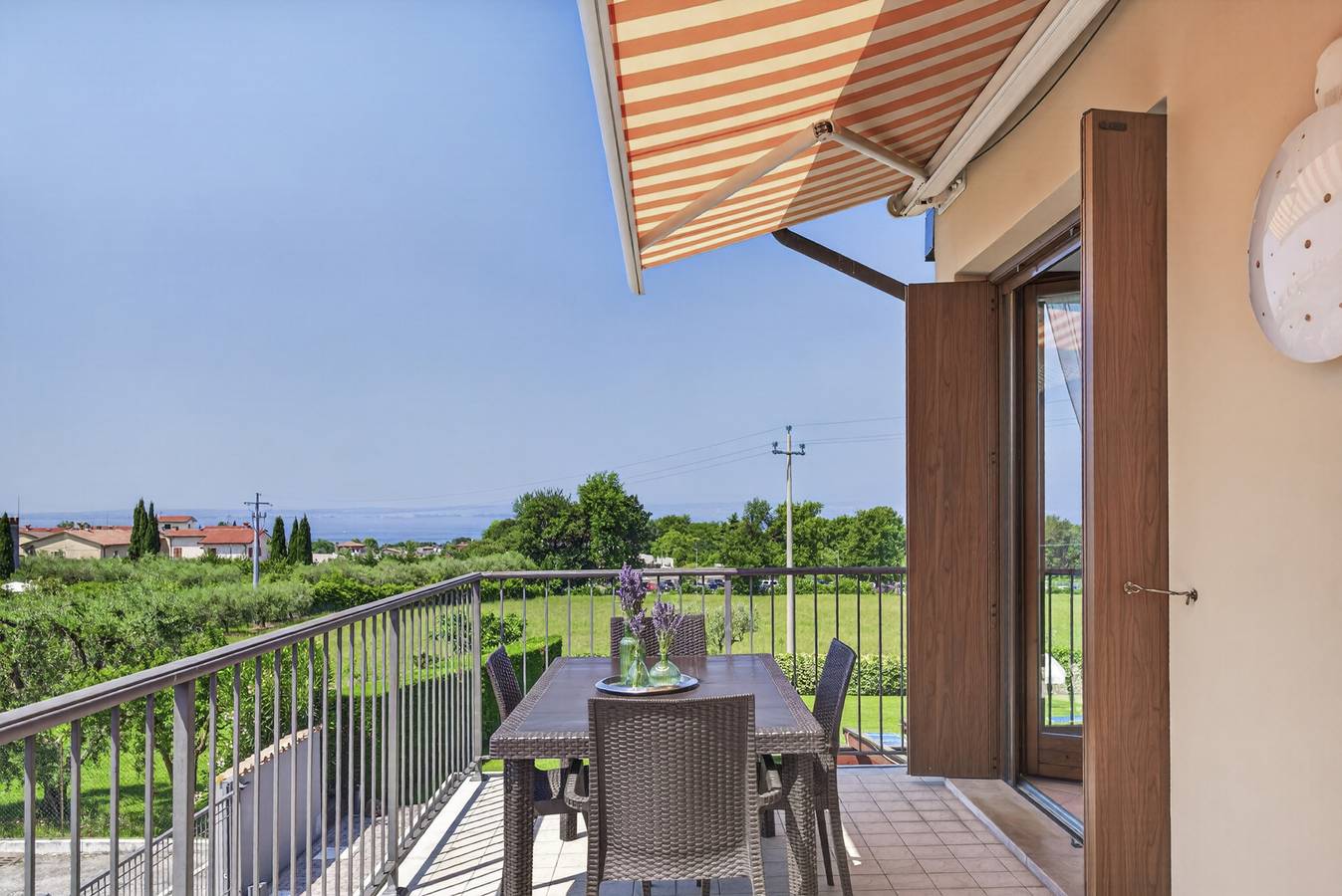 Apartamento entero, Regarda - Appartamento Blanco a Lazise, con vista lago e piscina in Lazise, Montañas Garda