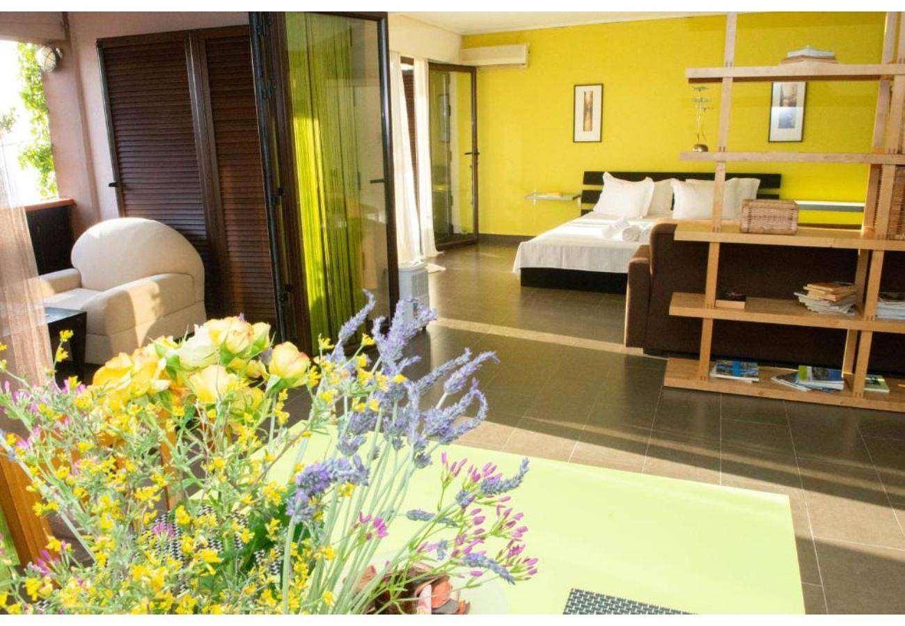 Entire studio, Studio Apartment 'Tajo Suite' with Sea View, Wi-Fi and Air Conditioning in Greece