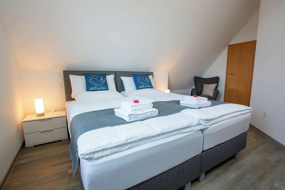Ganze Wohnung, Zentrale, stilvolle und moderne Fewo im Grünen, mit Balkon und Boxspringbetten in Körbecke, Möhnesee