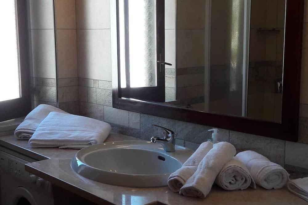 Ganze Wohnung, Villa mit Terrasse mit Blick auf das Meer von S. Vito in San Vito Lo Capo, Trapani Provinz