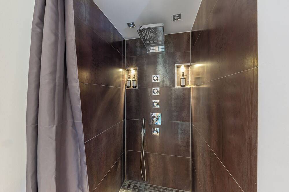 Luxury bungalow with heated private pool, sauna & discreet and central location. in Derendorf, Düsseldorf