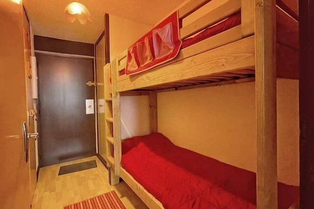Entire apartment, 200m from resort center, 3rd floor, view mountain, balcony, tv, 25m², Vars in Vars, Briançon region