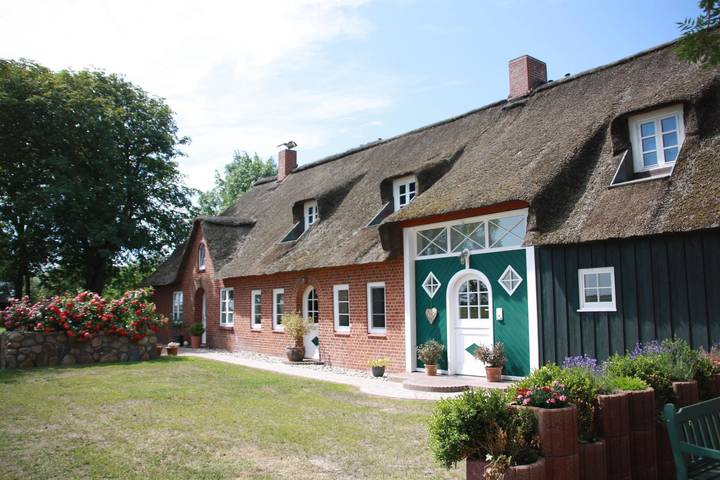 Ferienwohnung für 4 Personen, mit Balkon/Terrasse und Terrasse sowie Garten und Sauna in Tümlauer Koog