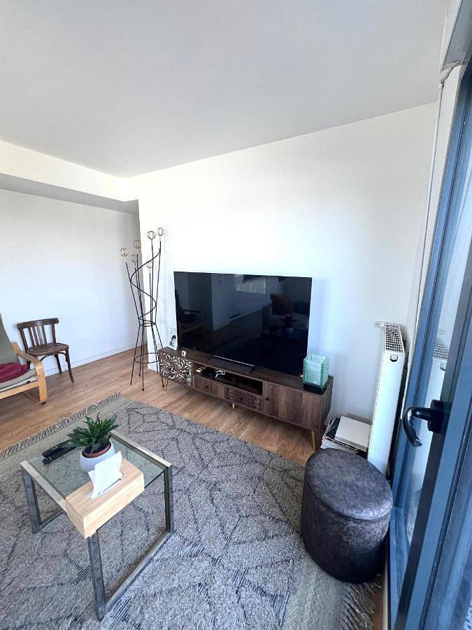Appartement entier, Chez Bibi - T3 Moderne avec terrasse, parking et accès rapide à Paris in Bobigny, Seine-Saint-Denis