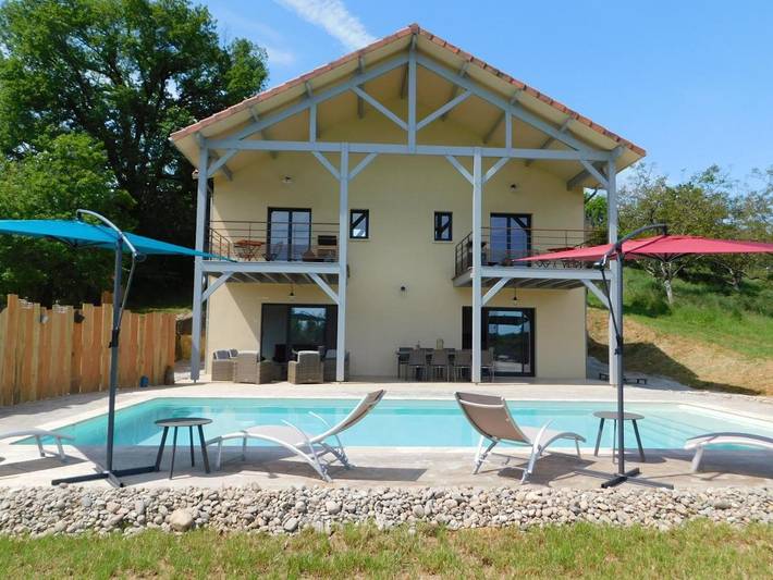 Location de vacances pour 8 personnes, avec Balcon et Terrasse ainsi que Jardin et Piscine à Veyrines-de-Domme