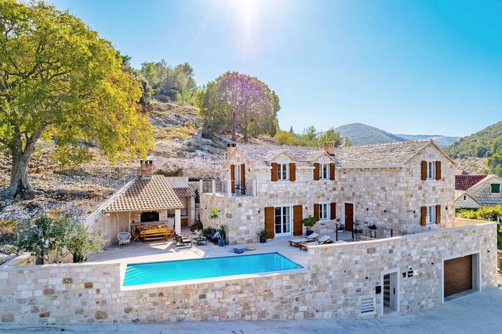 Villa for 8 people, with pool and garden in Brac