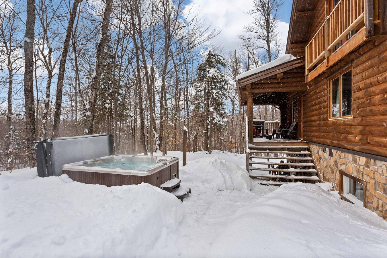 Chalet Zurri     Private Spa  Lake   Mountain Zen in Labelle Québec, Quebec