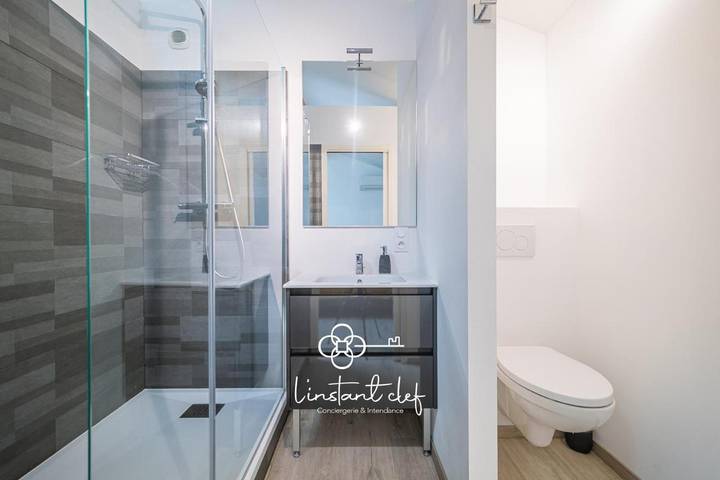 Location de vacances pour 12 personnes, avec piscine ainsi que vue et jardin à Dollon - 4
