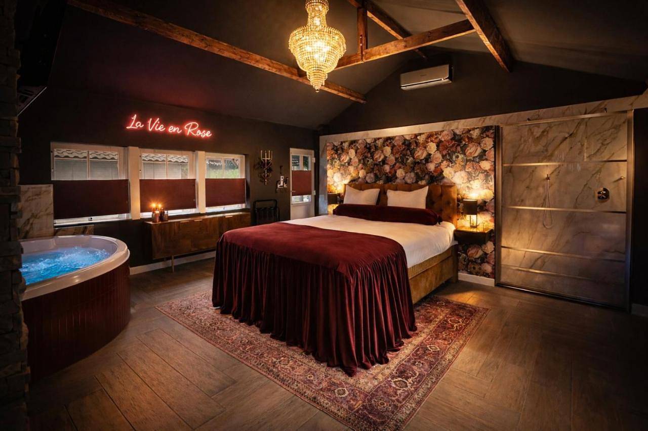 Wellness Tuin Horst Noord Limburg - Suite met Indoor Jacuzzi en Openhaard en privé Sauna - in Romantische stijl - Ultieme Partner Beleving in Horst, Limburg