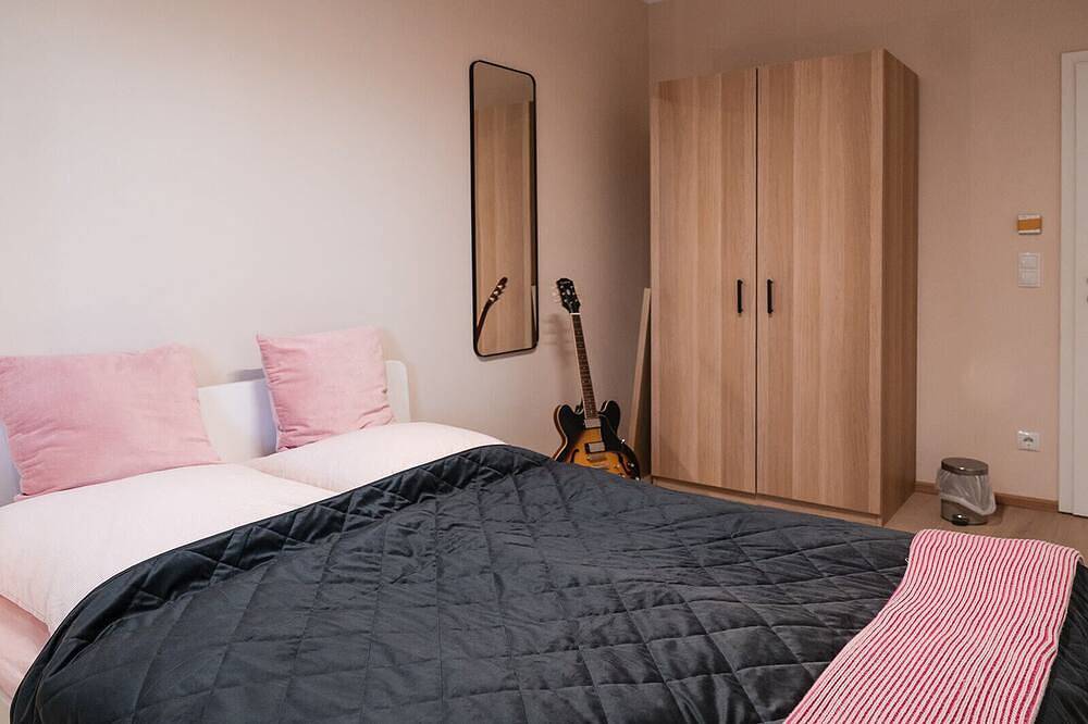 Anubis_relaxed&stay! In Flughafennähe in Hamburg Niendorf, Hamburgo