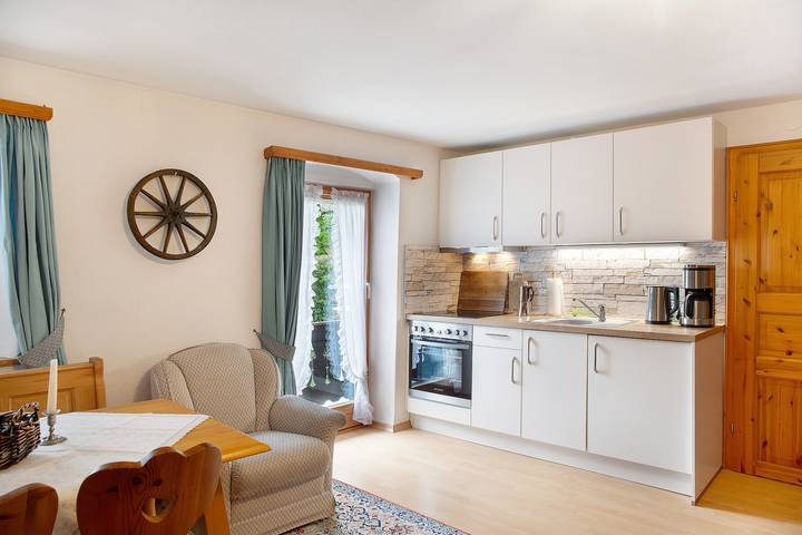 Ganze Wohnung, Ferienwohnung "Gästehaus Marianne" mit Bergblick, Gemeinschaftsterrasse und Wlan in Farchant, Bayerische Alpen