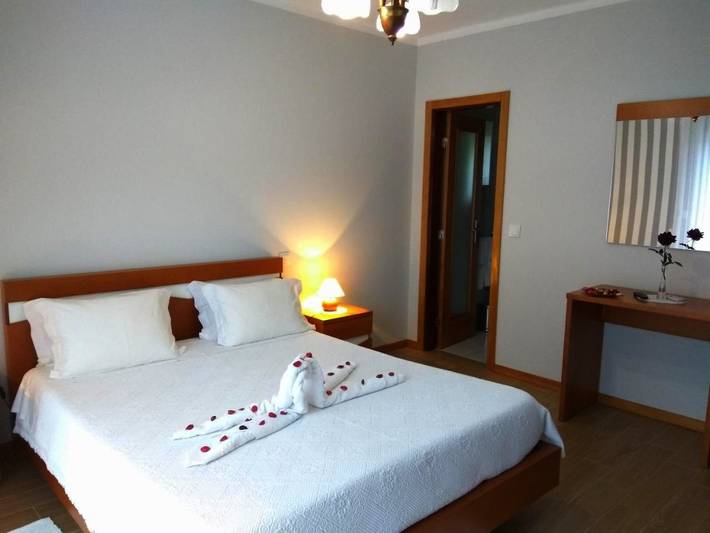 Pousada para 4 pessoas, com piscina e vista para o lago e ainda vista and varanda no Gerês