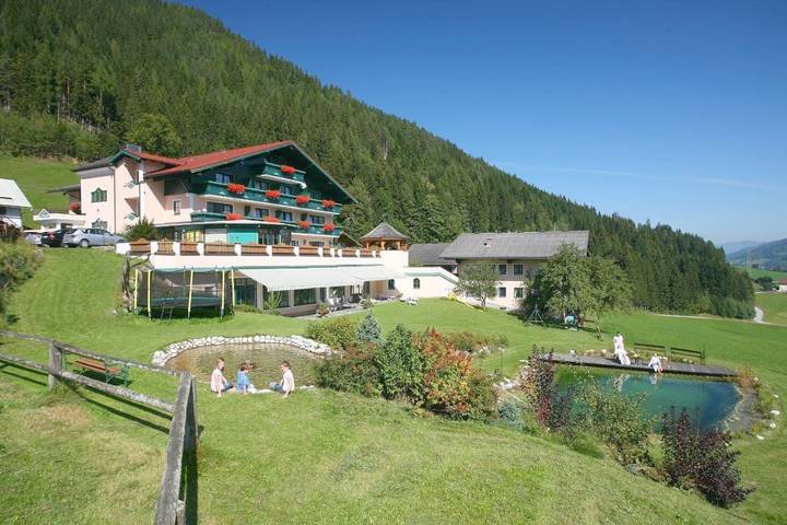 Hôtel pour 2 personnes, avec sauna et bassin pour enfant ainsi que jardin et piscine