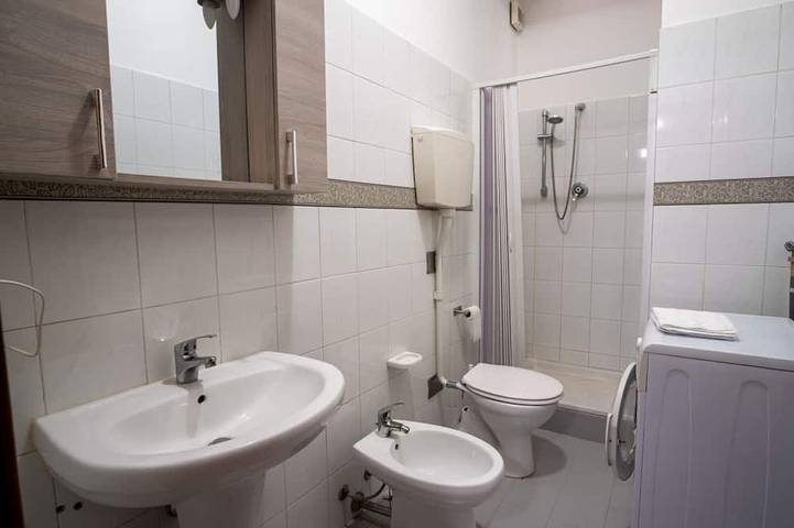 Appartement entier, A comfortable 65 sqm apartment, suitable for up to 3 people, located on the first floor of a building without an elevator (access via stairs).The property is strategically located just 50 meters from the hospital.Piacenza city center is easily accessible in Plaisance (Italie), Province de Plaisance