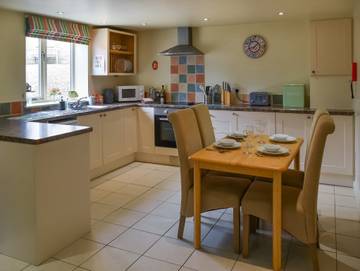 Log Cabin for 4 People in Northamptonshire, Midlands, Photo 2