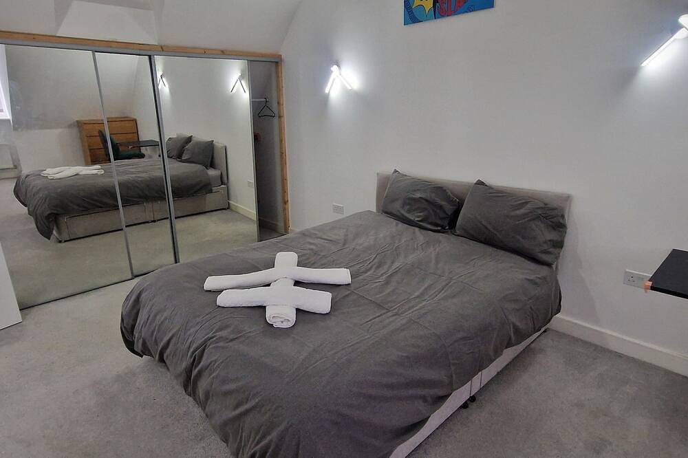 Morden tastefully furnished 4 bed holiday home designed for maximum comfort in Milton Keynes, Südostengland