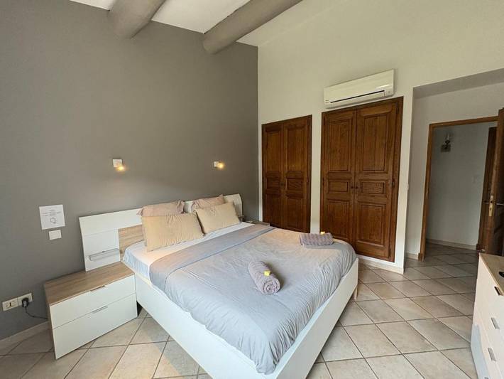 Location de vacances pour 6 personnes, avec piscine ainsi que jardin et jacuzzi, adapté aux familles à Fourques - 4