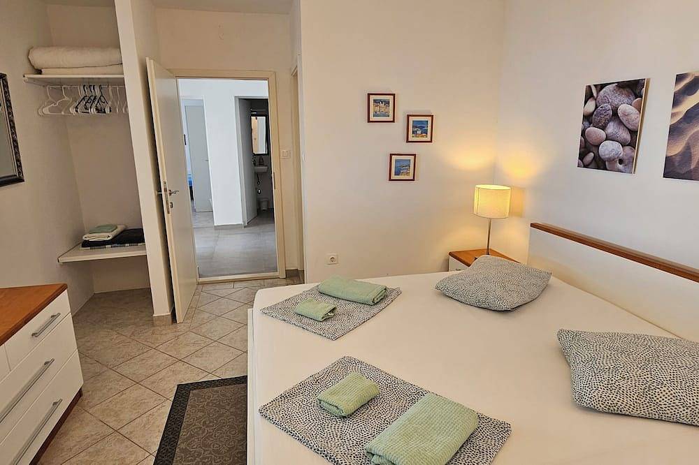 Ganze Wohnung, Apartment mit Meerblick, nur 150 m vom Strand entfernt, große Speiseterrasse in Brela, Makarska Riviera