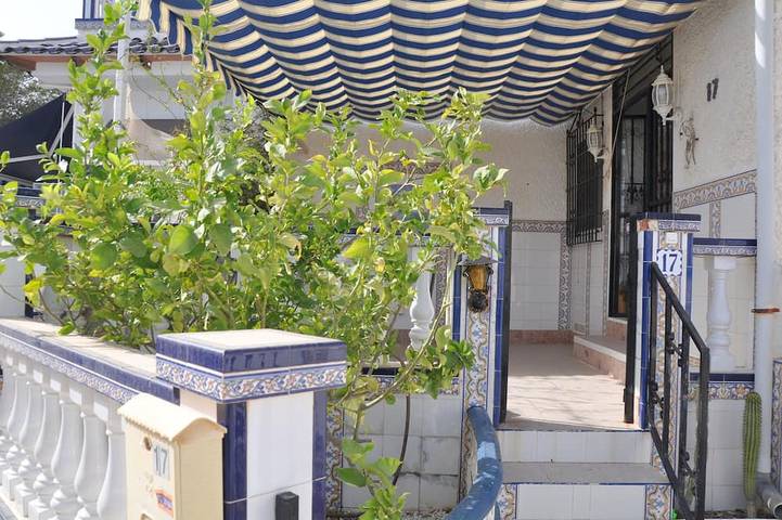 Bungalow für 6 Personen, mit Terrasse und Garten sowie Pool in Guardamar del Segura