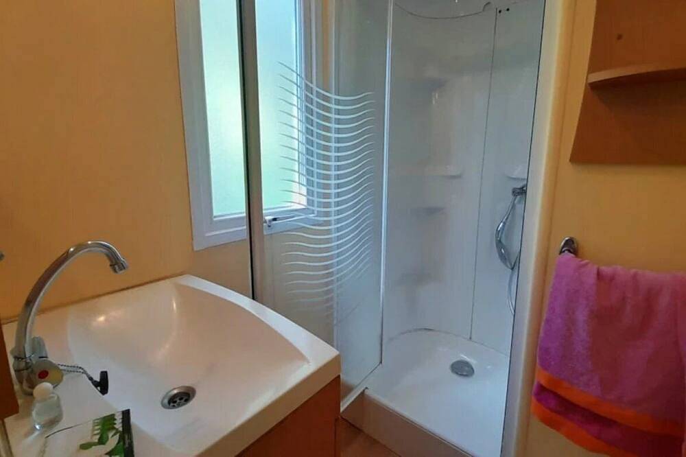 Zecamping 2 étoiles piscine locatif Tv clim 23m2 4 pers in Saint-Auban, Région de Cannes